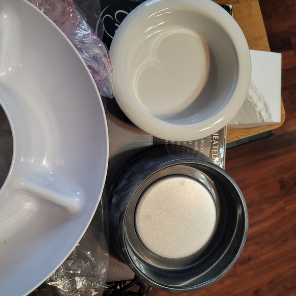 Crofton Electric Heated Chip and Dip Serving Tray in box - Picture 5 of 15